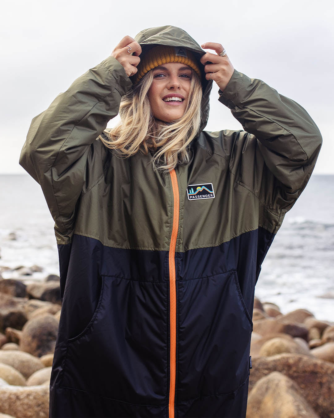 Roaming Sherpa Lined Changing Robe - Black/ Khaki - Lifestyle - Female