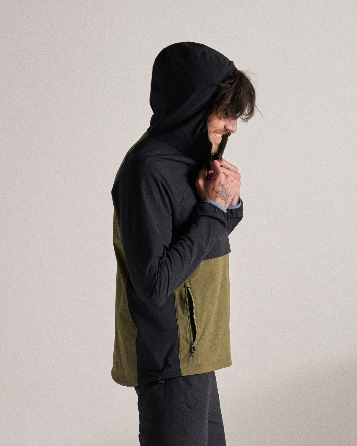 Roamer Light Softshell Anorak - Black/Khaki - Studio Model