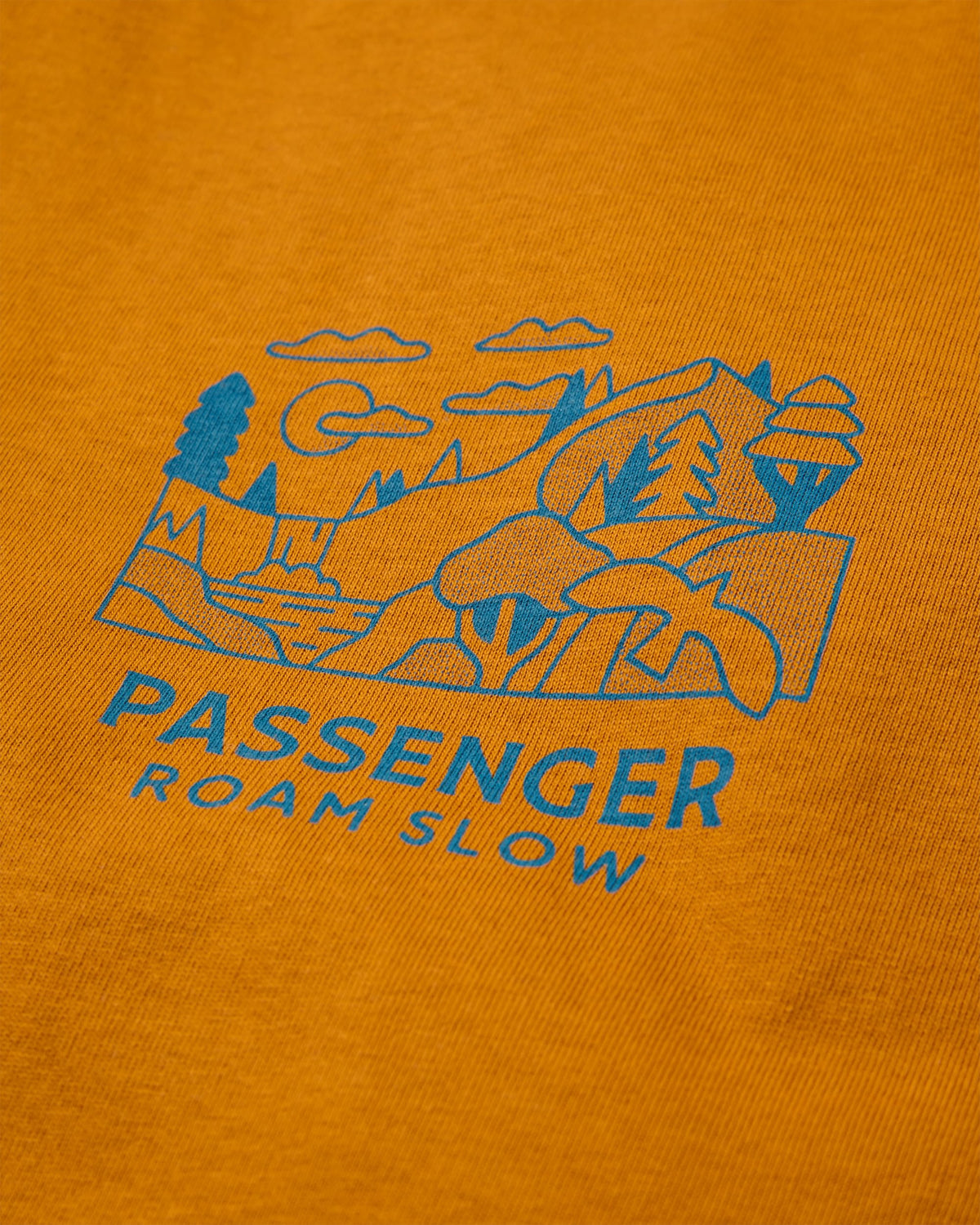 Roam Slow Men's T-Shirt - Retro Orange - Flatlay