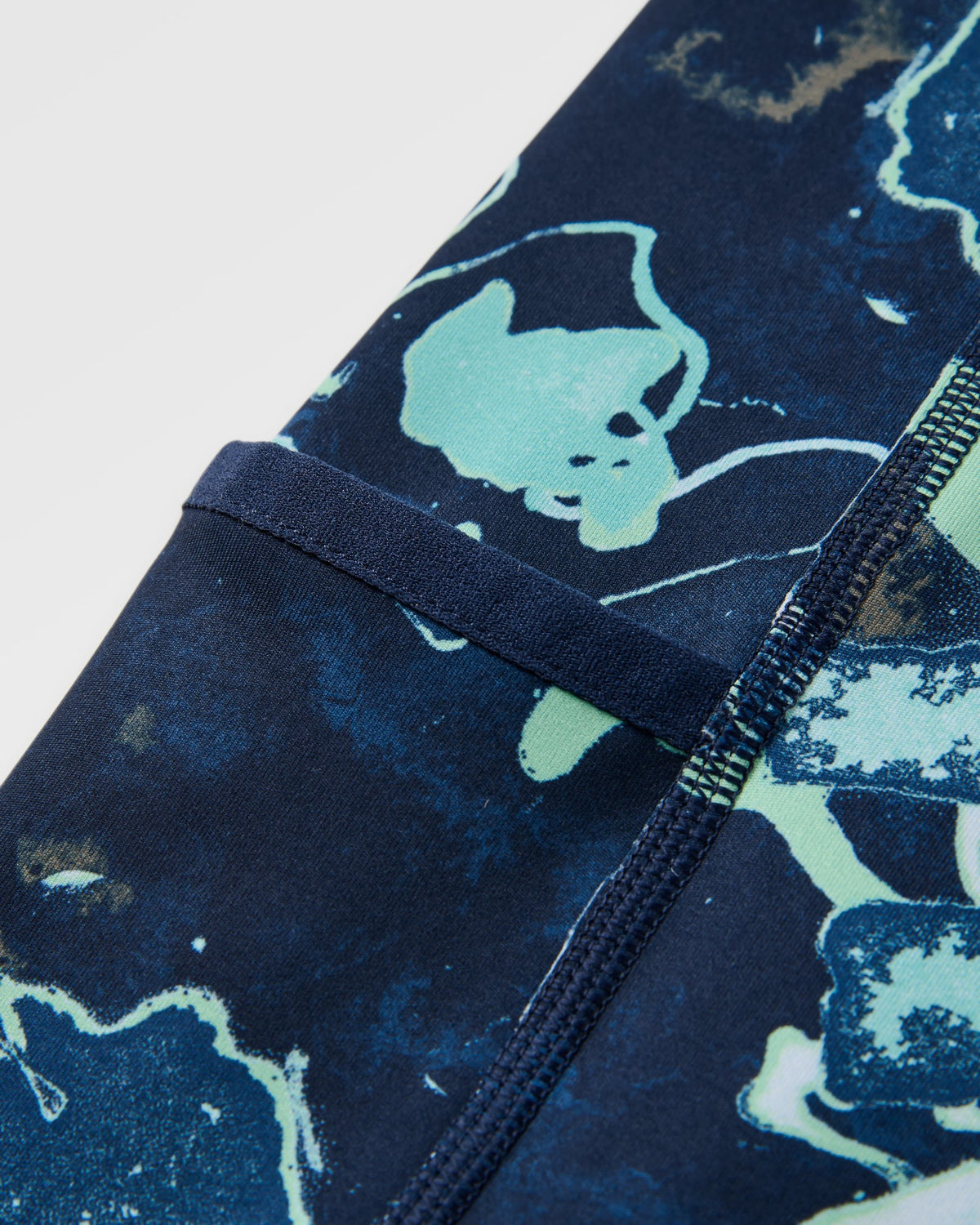 Mantra Active Legging - Frost Ice Blue - Flatlay