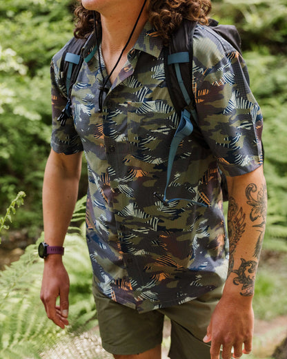 365 Active Shirt - Palm Camo Apricot - Lifestyle