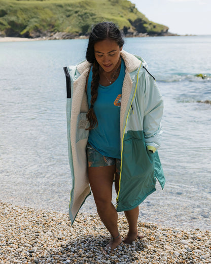 Waves Sherpa Lined Changing Robe - Surf Spray/Deep Sea - Lifestyle - Female