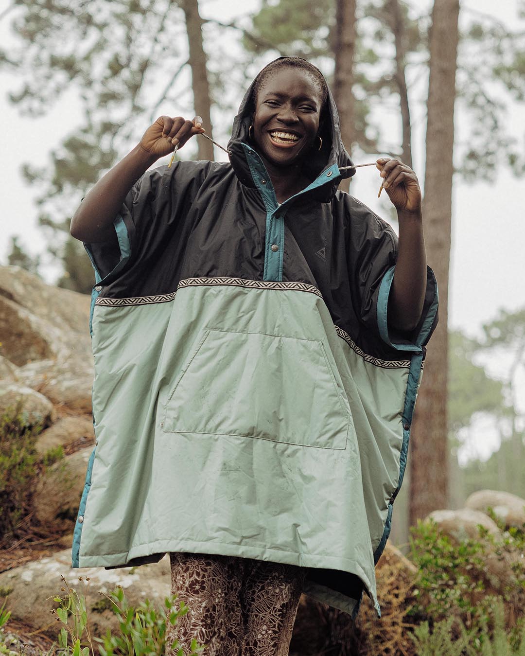 Outback Pull Over Changing Robe - True Black/Pistachio - Lifestyle