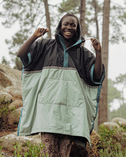 Outback Pull Over Changing Robe - True Black/Pistachio - Lifestyle
