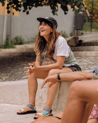 Aventura 5 Panel Cap - Black - Lifestyle - Female