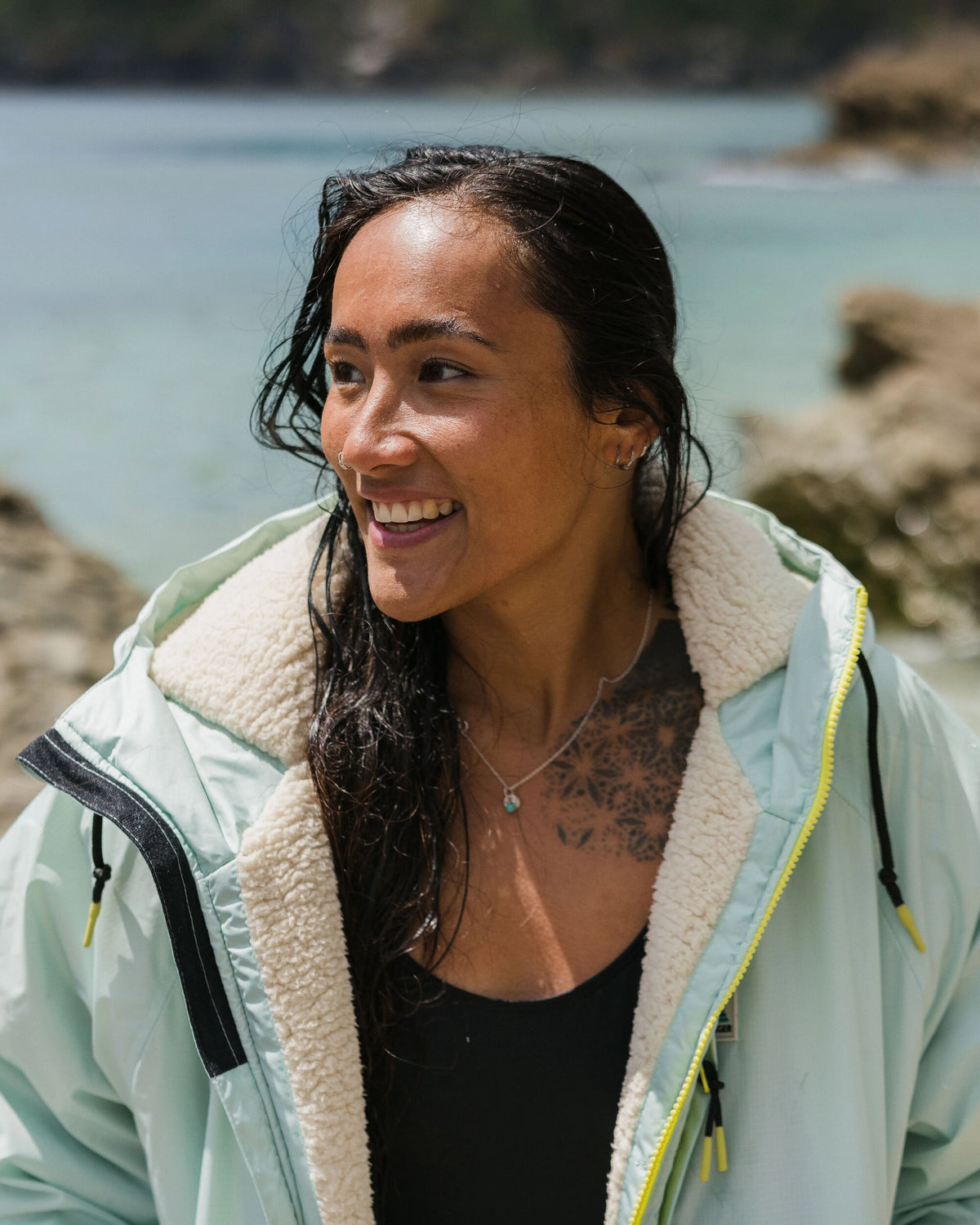 Waves Sherpa Lined Changing Robe - Surf Spray/Deep Sea - Lifestyle - Female