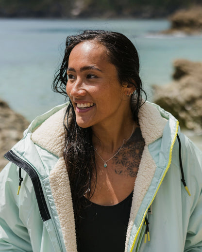 Waves Sherpa Lined Changing Robe - Surf Spray/Deep Sea - Lifestyle - Female