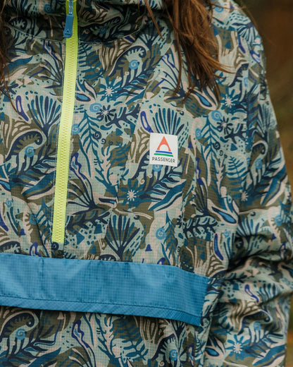 Viento Windshell Anorak - Abstract Seaweed Pistachio - Lifestyle