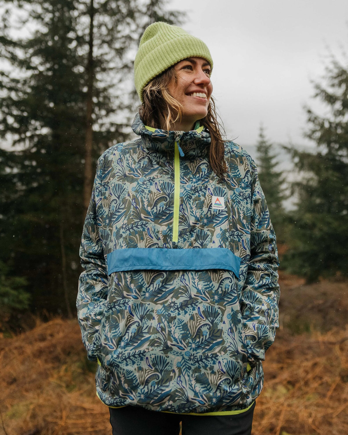 Viento Windshell Anorak - Abstract Seaweed Pistachio - Lifestyle