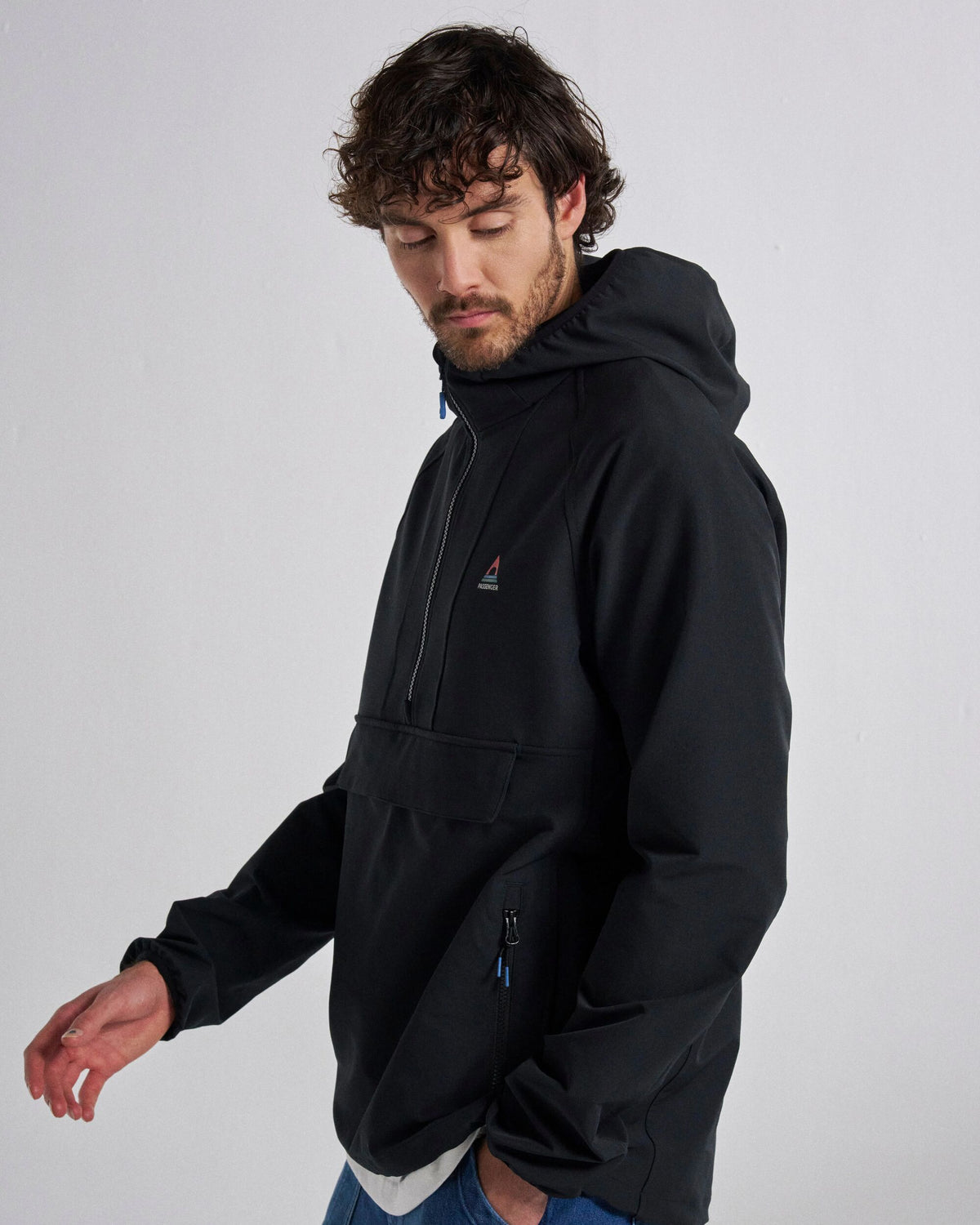 Roamer Softshell Anorak - Black - Studio Model
