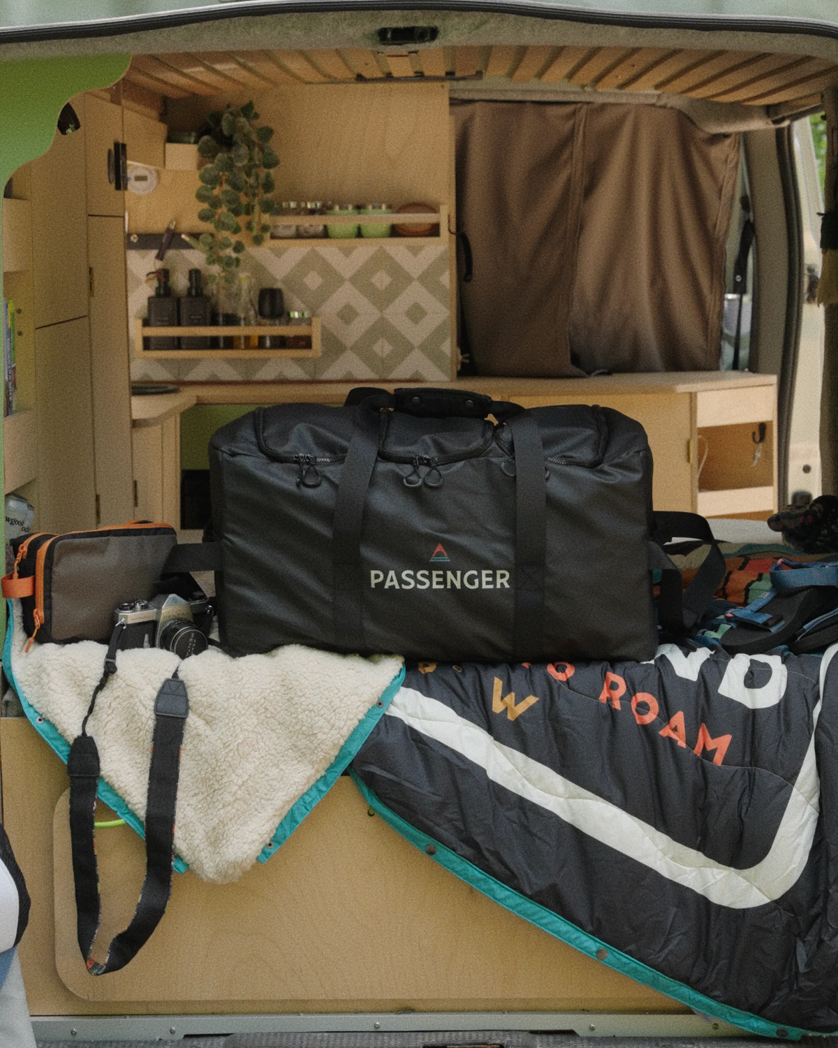 Vandrobe Duffel - Black - Lifestyle