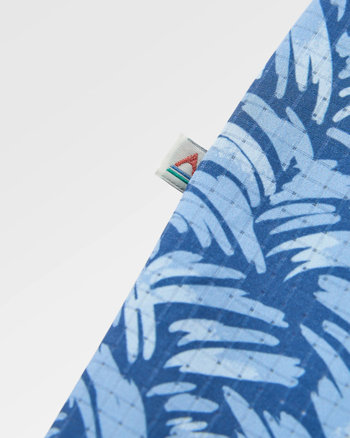 365 Active Shirt - Waves Dark Denim - Flatlay