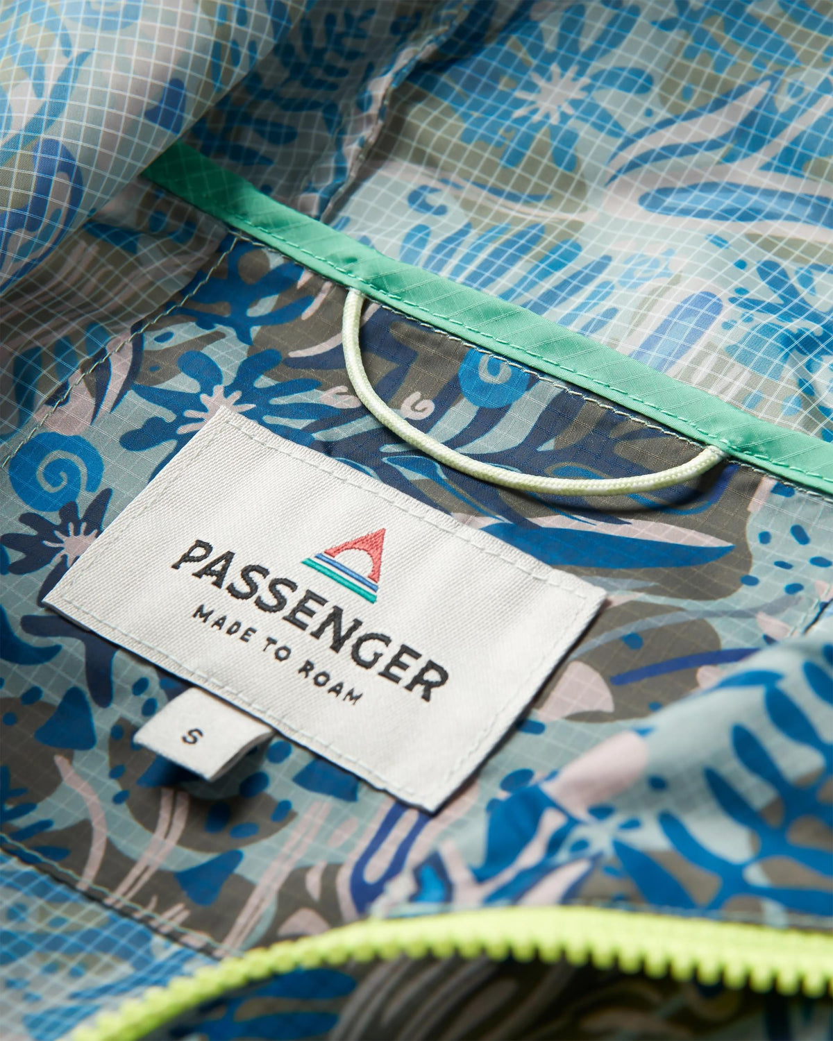 Viento Windshell Anorak - Abstract Seaweed Pistachio - Flatlay