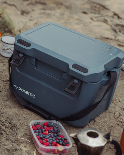Dometic Cool Ice CI 15 - Ocean Blue - Lifestyle