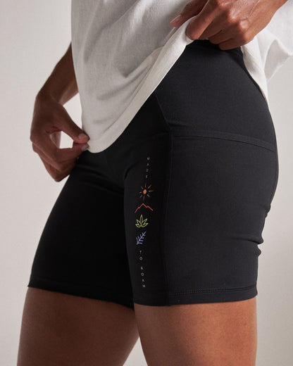 Mantra Active Short - Black - Studio Model