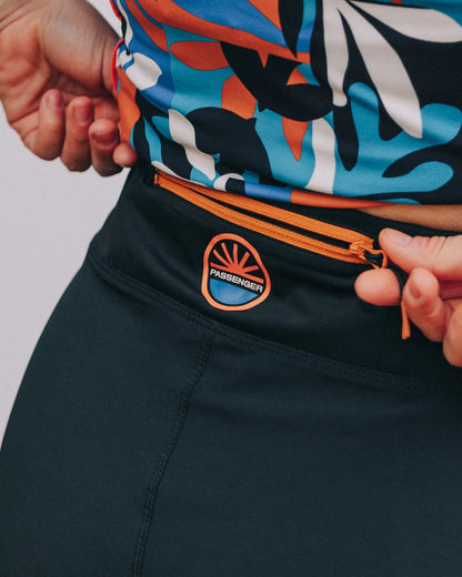 Roundtrip Trail Short 5" - Black - Lifestyle