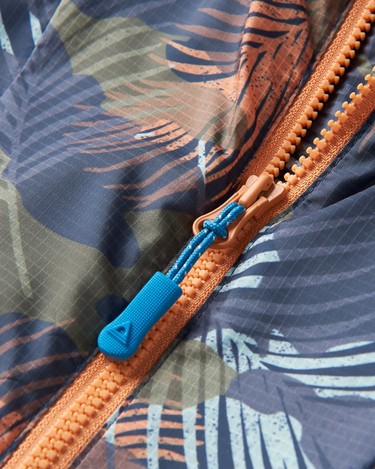Gusto Windshell Anorak - Palm Camo Apricot - Flatlay