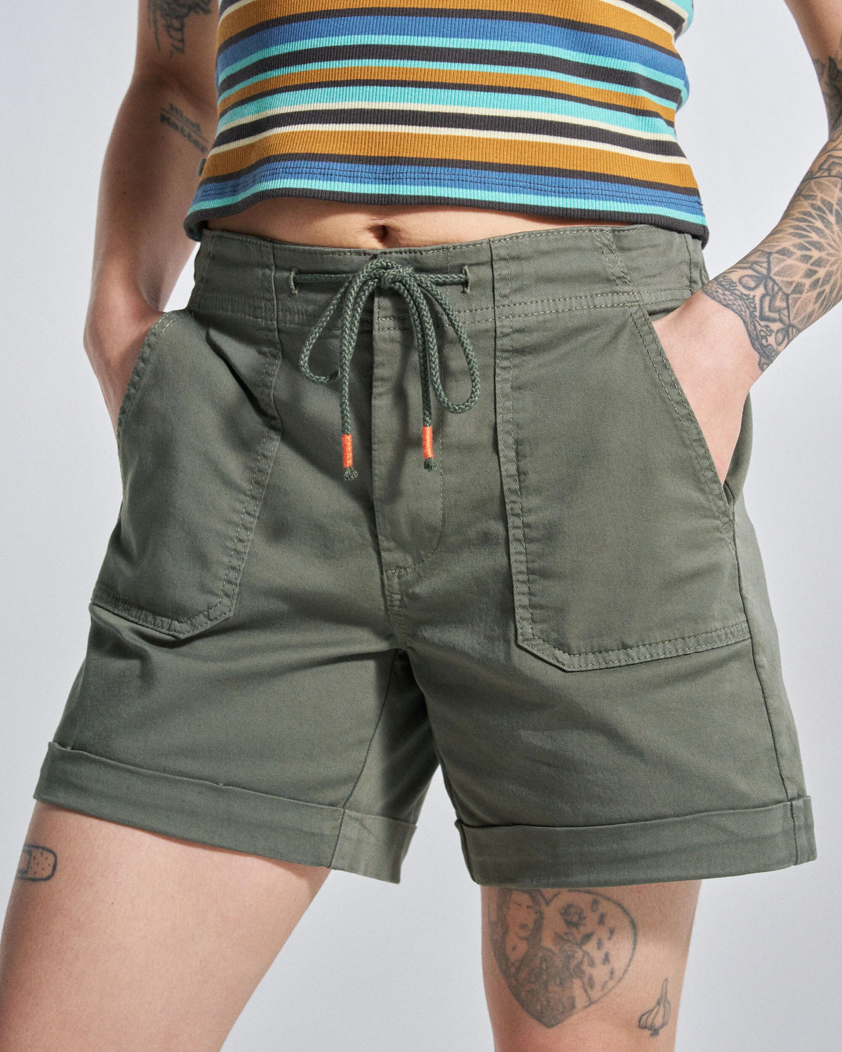 Carriso Short - Dusty Olive - Studio Model