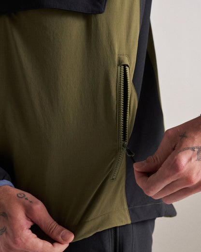 Roamer Light Softshell Anorak - Black/Khaki - Studio Model