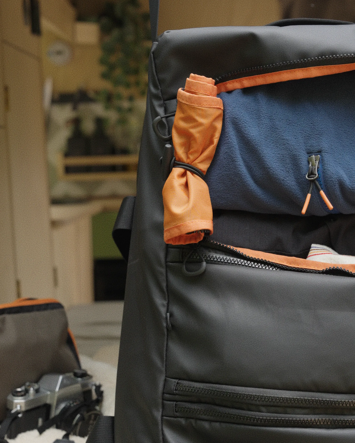 Vandrobe Duffel - Black - Lifestyle