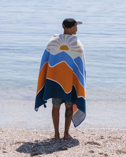 Tideline Cotton Beach Towel - Cornflower - Lifestyle - Male