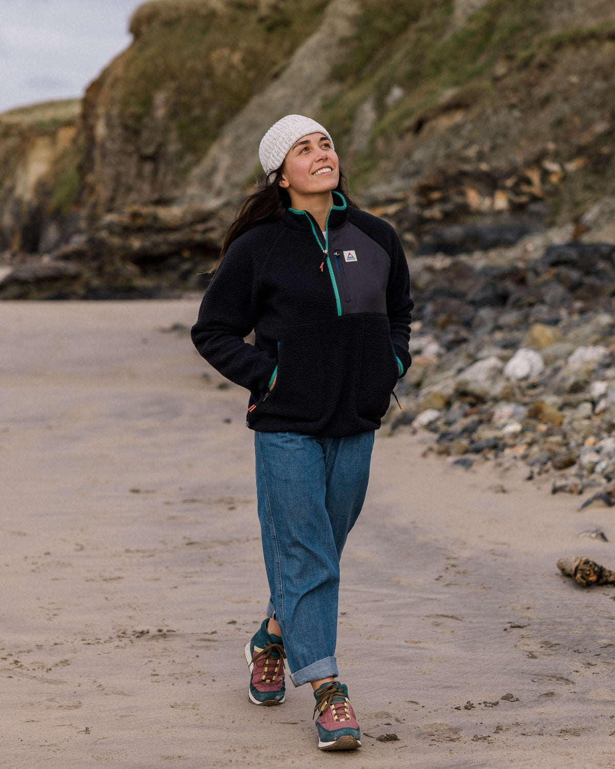 Home Sherpa Fleece - Black - Lifestyle