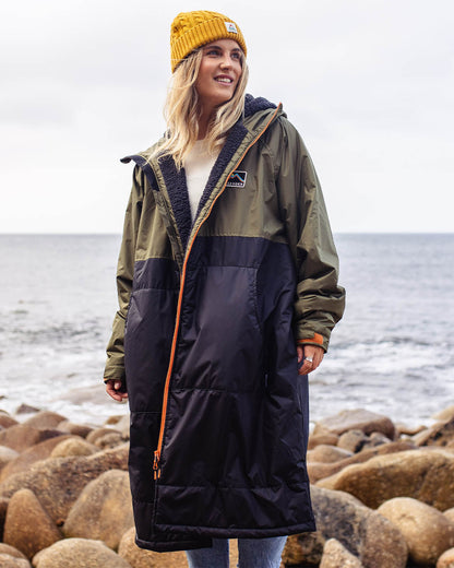 Roaming Sherpa Lined Changing Robe - Black/ Khaki - Lifestyle - Female