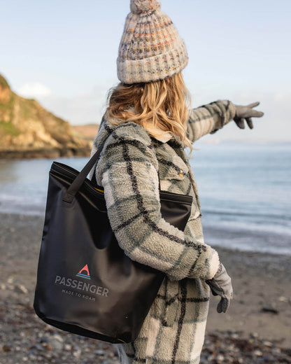 Tide 20L Bucket Bag - Black - Lifestyle - Female