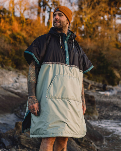 Outback Pull Over Changing Robe - True Black/Pistachio - Lifestyle