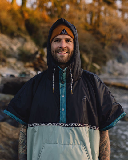Outback Pull Over Changing Robe - True Black/Pistachio - Lifestyle